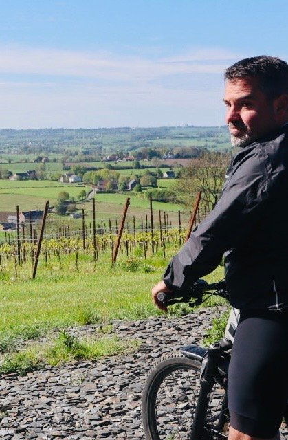 Personne à vélo qui regarde la nature vallonée